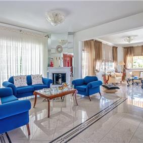 4 bedroom villa with pool close to beach on Akrotiri peninsula, sleeps 8